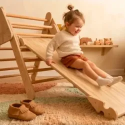 Triángulo de Escalada con Rampa Reversible: Diversión y Motricidad en Madera