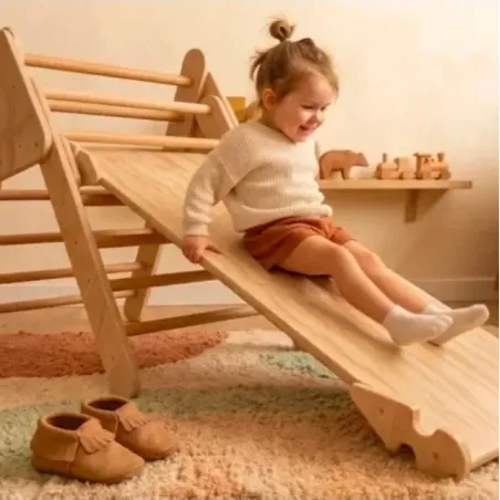 Triángulo de Escalada con Rampa Reversible: Diversión y Motricidad en Madera